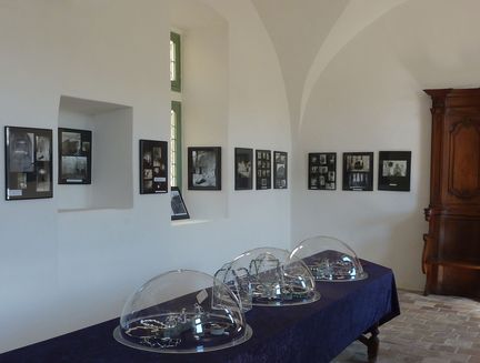 Moniek de Wijk, néerlandaise, créatrice des bijoux contemporains uniques et multi-matières - exposition 2013 à l'abbaye Saint-Hilaire