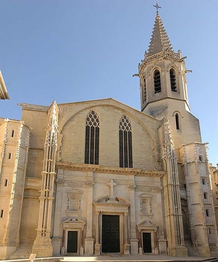 Façade du XVIIe siècle de l'ancienne cathédrale Saint-Siffrein - place du général de Gaulle à Carpentras - Vaucluse