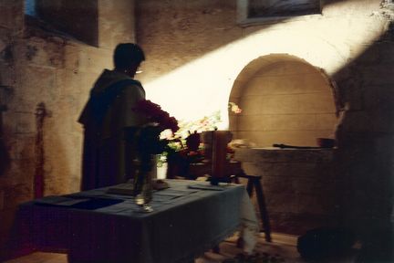Abbaye Saint-Hilaire, monument historique classé des XIIe et XIIIe siècles, premier bâtiment conventuel carme (XIIIe siècle) du Comtat Venaissin (1274-1791) - Ménerbes - Vaucluse - Bénédiction de la cloche en 1996