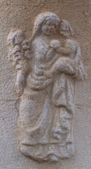 cloche abbaye de Saint-Hilaire bas relief Vierge Jésus fleurs