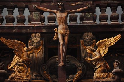 Christ placé sous l'Assomption de la façade occidentale de la collégiale Notre-Dame des Anges à L'Isle-sur-la-Sorgue - Vaucluse
