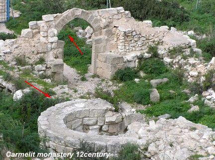 Wadi Siach : porte d'entre restaure et la tour du campanil