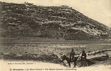 Le mont Carmel, Stella Maris et le phare depuis la plage d'Hafa