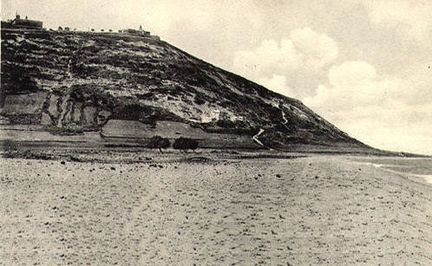 Le mont Carmel, Stella Maris et le phare depuis la plage d'Hafa