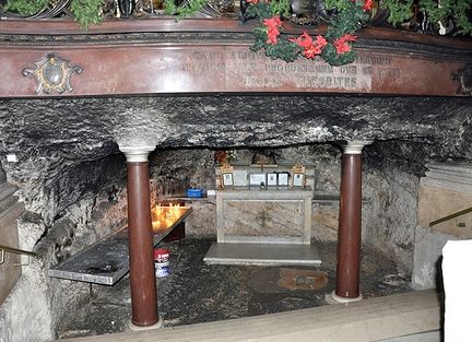 Grotte qui se trouve sous le matre-autel du sanctuaire de Stella Maris