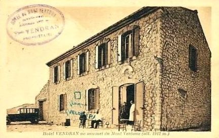 Hôtel du mont Ventoux - Famille Vendran - Une voiture Peugeot à l'entrée du garage