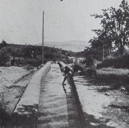 L'Illustration - 12 septembre 1942 - Le lavage de l'argile ocreuse dans des canaux coupés de chicanes - Roussillon 84220
