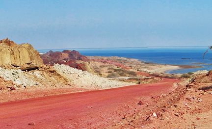 Ocre rouge vif au sud de l'île iranienne d'Ormuz