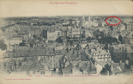 Carte postale d'une vue aérienne du centre-ville de Pau - Localisation des halles place des Écoles (actuelle place de la République)