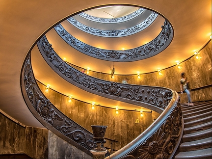 Attribué à tort à Donato Bramante, cet escalier à double hélice (un pour monter et un pour descendre) fut dessiné par Giuseppe Momo en 1932 - Cité du Vatican