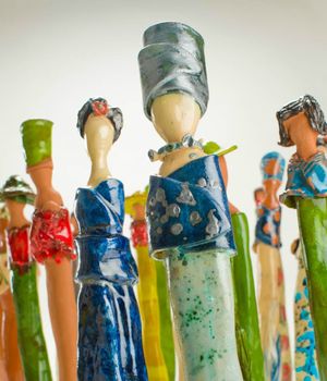 La longue marche des femmes - Bernadette Dagens, lyonnaise depuis 2005, est une artiste céramiste plasticienne, humaniste - exposition 2013 à l'abbaye Saint-Hilaire - Photo Pierre Michotte