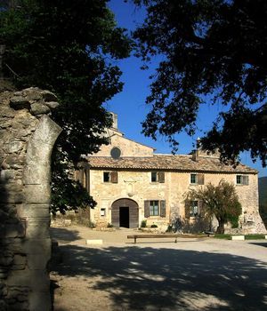 Abbaye Saint-Hilaire, monument historique classé des XIIe et XIIIe siècles, premier bâtiment conventuel carme (XIIIe siècle) du Comtat Venaissin (1274-1791) - Ménerbes - Vaucluse - Terrasse d'accueil