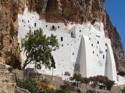 Le monastère byzantin de la Vierge Marie Chozoviotissa est l'une des principales attractions de l'île grecque d'Amorgos