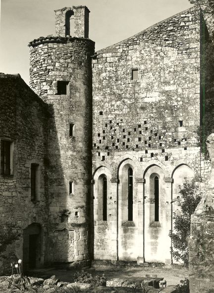 Abbaye Saint-Hilaire, monument historique classé des XIIe et XIIIe siècles, premier bâtiment conventuel carme (XIIIe siècle) du Comtat Venaissin (1274-1791) - Ménerbes - Vaucluse - Mur plat du chevet de l'église restauré