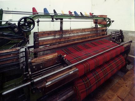 Métier à tisser Jacquard utilisé par la manufacture lainière Brun de Vian Tiran à l'Isle-sur-la-Sorgue - Vaucluse