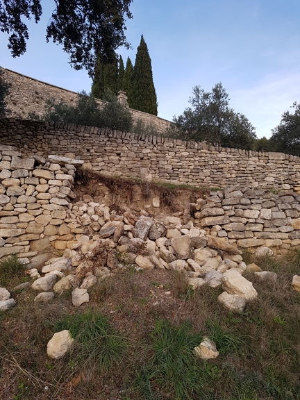 Abbaye Saint-Hilaire, éboulement d'un mur de soutènement en maçonnerie de pierre sèche