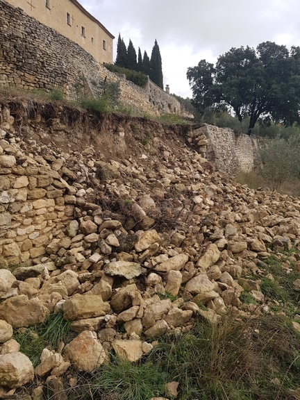 Abbaye Saint-Hilaire, éboulement d'un mur de soutènement en maçonnerie de pierre sèche