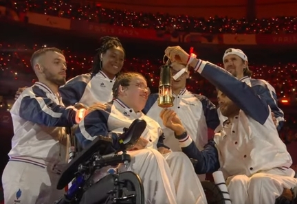 2024 09 08 Crmonie de clture des jeux paralympiques : Charles Noakes (badminton), Gloria Agblemagnon (lancer de poids), Aurelie Aubert (boccia), Ugo Didier (natation), Mathieu Bosredon (cyclisme)et Frederic Villeroux (ccifoot) teignent la flamme olympique.