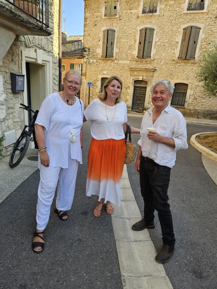 2026.08 Exposition de Christine BOZZA, Photographe � GOULT - Mechtild R�ssler, Christine Florent (Maire de Goult), et Sebastien Giorgis (ex-vice maire de Avignon) � Mechtild R�ssler