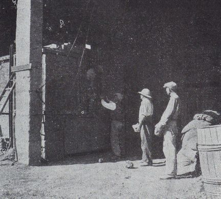 L'Illustration - 12 septembre 1942 - Le séchage des mottes dans le four - Ocrerie Mathieu à Roussillon 84220