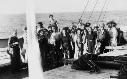 Groupe de réfugiés à bord du navire Paul-Lemerle, exfiltrés de Marseille vers la Martinique en mai 1941, par le Centre Américain de Secours.