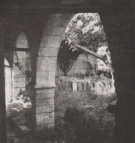 Oppède-le-Vieux - Le cloître du prieuré - photographie de 1941 illustant l'article