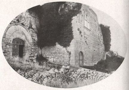 Oppède-le-Vieux - le cloître du prieuré - photographie de 1941 illustant l'article