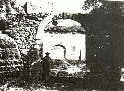 Abbaye de Saint-Hilaire - 1928 - M. Antoine Grimaud devant le portail de la terrasse ouest