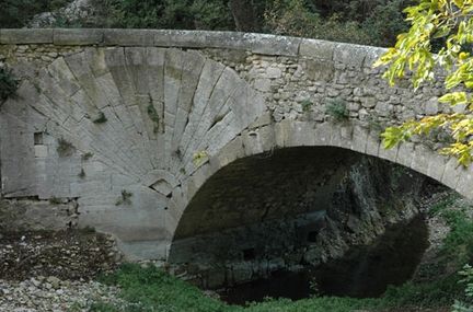 Pont à coquille sur l'Aigue-Brun - Commune de Lourmarin