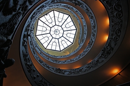 Attribué à tort à Donato Bramante, cet escalier à double hélice (un pour monter et un pour descendre) fut dessiné par Giuseppe Momo en 1932 - Cité du Vatican