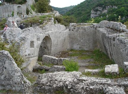 Maison creusée dans le rocher sur le site du fort de Buoux - Vaucluse