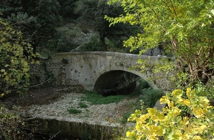 Pont à coquille sur la commune de Lourmarin - Vaucluse
