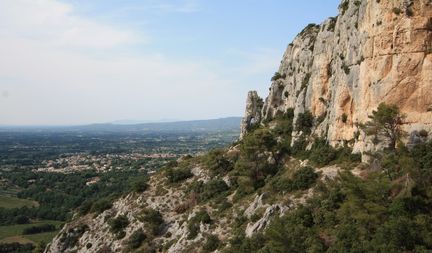 Les Rochers de Baude et village de Robion - Vaucluse