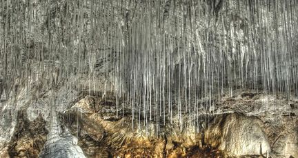 Une fistuleuse est une fine stalactite formée d'un tube naturel de concrétion de calcite au sein duquel circule l'eau d'infiltration